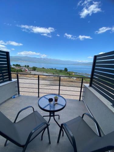 d'une terrasse avec une table et des chaises sur un balcon. dans l'établissement Studio MERAKI, à Dojran