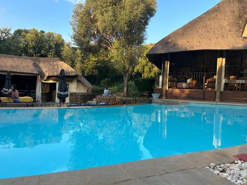Der Swimmingpool an oder in der Nähe von Tidimalo Lodge