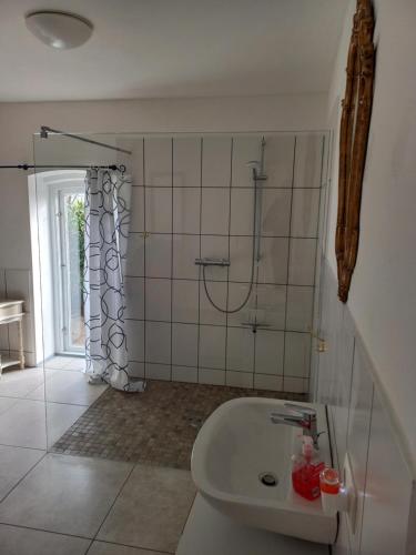 Bilik mandi di Haubarg Pernörhof
