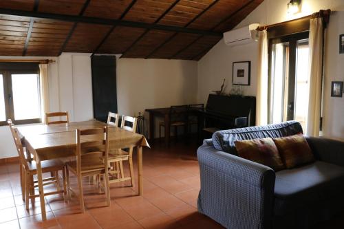 Ruang duduk di La Casa Roja del Alto Tajo