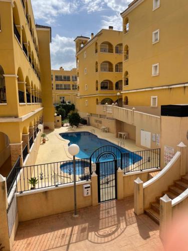 balcone con vista sulla piscina di un condominio. di Casa Amarela Guesthouse, Algorfa ad Algorfa