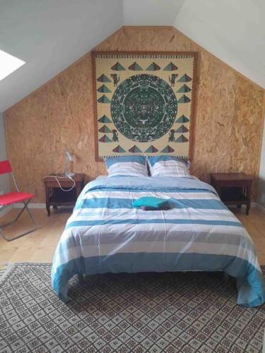 - une chambre avec un lit escamotable dans l'établissement Appartement de charme, à Autun