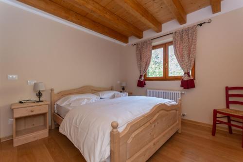 um quarto com uma cama grande e uma janela em Residence Rosental em Alleghe