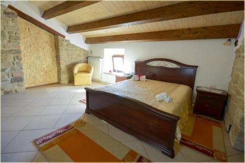 ein Schlafzimmer mit einem großen Bett in einem Zimmer in der Unterkunft Il Palazzo del Barone - Stanza dei Maiorana in Pietrapertosa