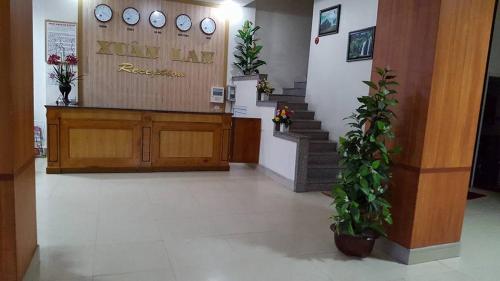 un vestíbulo con una zona de espera con escaleras y un vestíbulo en Xuân Lan Hotel en Thương Xà (2)