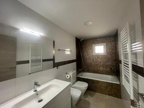 ein Badezimmer mit einem WC, einer Badewanne und einem Waschbecken in der Unterkunft VILLA BONITA CON PISCINA PRIVADA y AIRE ACONDICIONADO in Tarragona