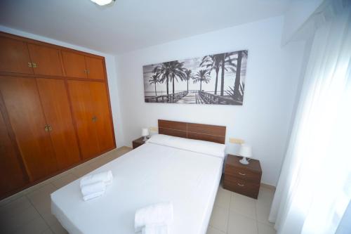 ベニカシムにあるATLANTA primera linea Orangecostaのベッドルーム1室(ベッド1台付)が備わります。