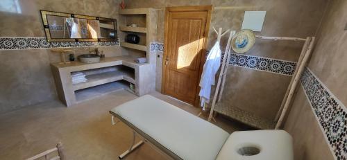 een badkamer met een douche, een toilet en een wastafel bij Le jardin de Jeanne in Marrakesh
