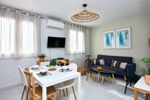 un salon avec une table et un canapé dans l'établissement Appartement à 10 min de la plage - T4, 9ème, à Marseille