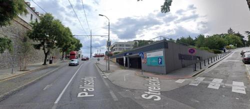 una calle vacía con un edificio a un lado de la carretera en River View Apartments Hotel en Bratislava