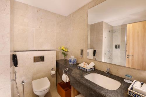 ExpoInn Suites and Conventionにあるバスルーム