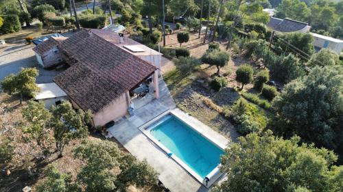 una vista aérea de una casa con piscina en La Pinède du Lac, en Esparron-de-Verdon