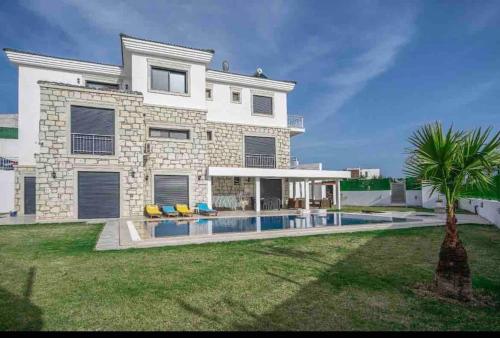 Bazén v ubytování Villa Mola Çeşme nebo v jeho okolí