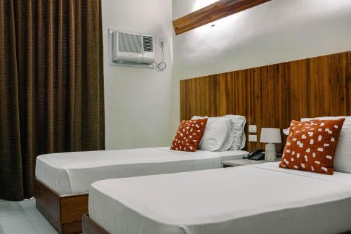 pokój hotelowy z 2 łóżkami i oknem w obiekcie Tsai Hotel and Residences w Cebu