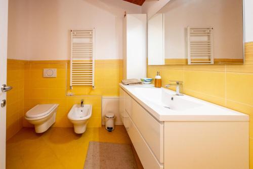 uma casa de banho com um lavatório e um WC em Appartamento Terme Relax em Montegrotto Terme