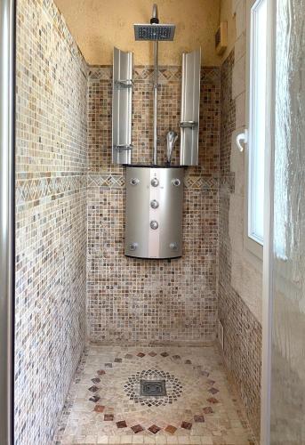 La salle de bains est pourvue d'un lavabo et d'une douche carrelée. dans l'établissement Maison avec 2 appartements, jacuzzi et accès privé à la rivière, à Ladern-sur-Lauquet