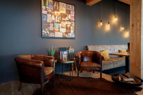 a living room with two chairs and a couch at Brouwersdam Stay in Ouddorp