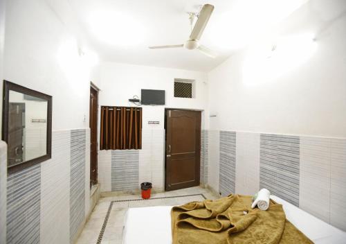 a bathroom with a bed in the middle of a room at Hotel Gulshan E Razia Manzil in Ajmer