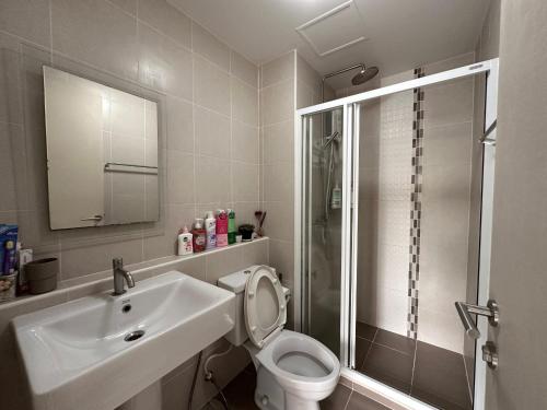 a bathroom with a toilet and a sink and a shower at DCondo Hyde near Central Plaza with Pool and Gym in Ban San Ton Ko (1)
