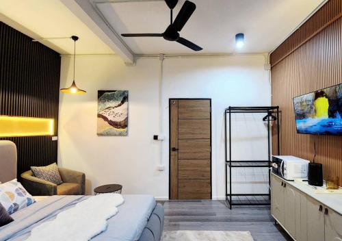 1 dormitorio con 1 cama y ventilador de techo en LS 2 Lasalle House,bts,Suvarnabhumi ,mega bangna, en Ban Khlong Samrong