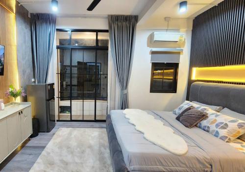 1 dormitorio con 1 cama grande y TV en LS 2 Lasalle House,bts,Suvarnabhumi ,mega bangna en Ban Khlong Samrong