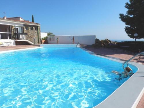 - une grande piscine d'eau bleue dans la cour dans l'établissement Les mimosas, à Collioure