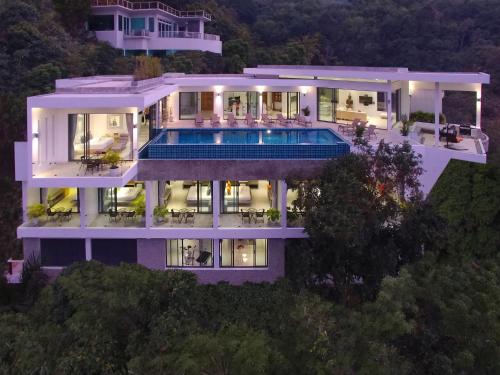 una vista aérea de una casa con piscina en Serenity Villa, en Bang Tao Beach