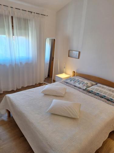 Ένα ή περισσότερα κρεβάτια σε δωμάτιο στο Apartments and Rooms Lorena 236