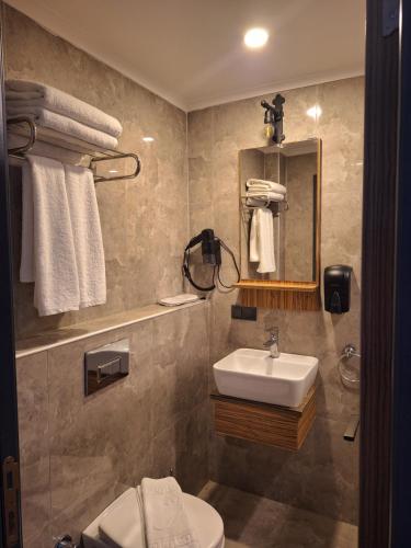 y baño con lavabo y aseo. en Sand Garden Hotel Bodrum en Bodrum