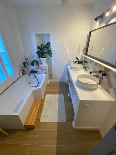 une salle de bain avec deux lavabos et une baignoire et des toilettes dans l'établissement Maison en campagne aixoise, à Aix-en-Provence