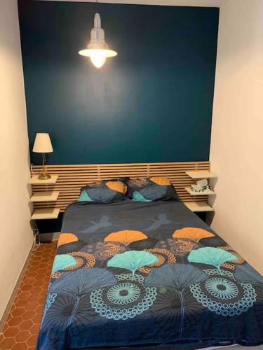 - une chambre avec un lit et des parasols dans l'établissement Maison en campagne aixoise, à Aix-en-Provence