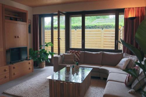 uma sala de estar com um sofá e uma mesa de centro em Les Sérandes em Lens