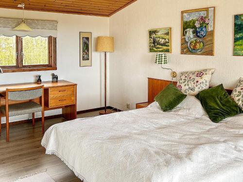 Schlafzimmer mit einem Bett, einem Schreibtisch und einem Schreibtisch in der Unterkunft Holiday home LAHOLM XIII in Laholm