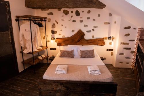 Una cama o camas en una habitación de ONAR LUXURIES