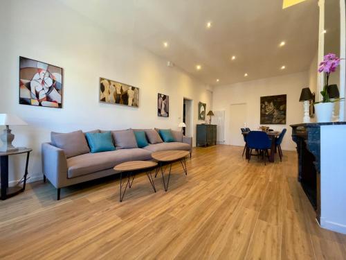 un salon avec un canapé et une table dans l'établissement Luxe et élégance en face des Halles, à Béziers