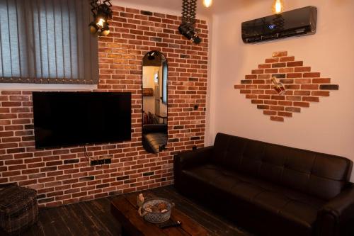 Una televisión o centro de entretenimiento en ONAR LUXURIES