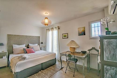 - une chambre avec un lit, un bureau et un lit dans l'établissement Villa avec piscine au pied du Luberon, à Mallemort