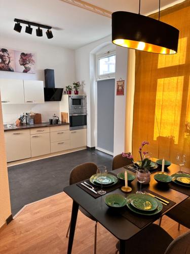 une cuisine et une salle à manger avec une table et des chaises dans l'établissement City Altstadt Appartement in unmittelbarer Nähe zu Saale und Marktplatz mit privatem Parkplatz, à Halle-sur-Saale