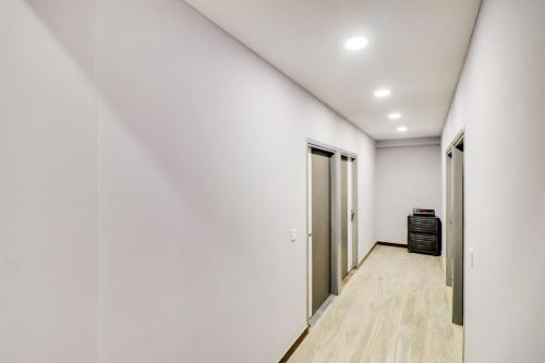 une chambre vide avec des murs blancs et un couloir dans l'établissement Super OYO Flagship HOTEL DREAM STAY, à New Delhi