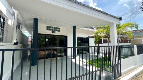 Μπαλκόνι ή βεράντα στο White House With 2bedrooms plus 1 bathroom sharing Near Phuket Kathu Waterfall