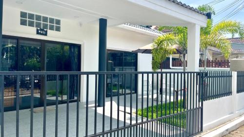 Μπαλκόνι ή βεράντα στο White House With 2bedrooms plus 1 bathroom sharing Near Phuket Kathu Waterfall