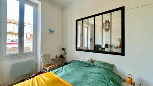 Een bed of bedden in een kamer bij Joli appartement proche de la mer et du centre ville