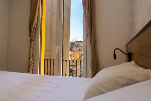 バルセロナにあるFontanella Green Houseのベッドルーム1室(ベッド1台、大きな窓付)