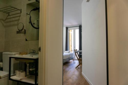 a room with a bathroom with a sink and a mirror at Fontanella Green House in Barcelona