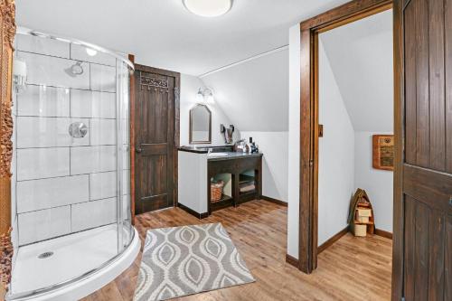 bagno con doccia e lavandino di Clutter Falls Retreat - Guest House a New Braunfels