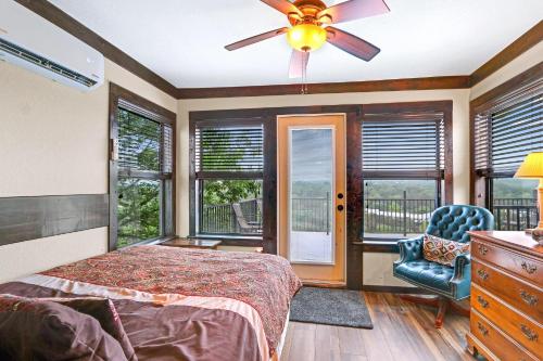 Schlafzimmer mit einem Bett und einem Deckenventilator in der Unterkunft Clutter Falls Retreat- Main House in New Braunfels