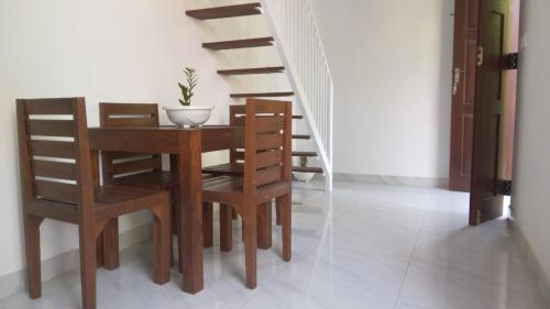tavolo da pranzo con sedie e scala di Oasis Villa a Negombo