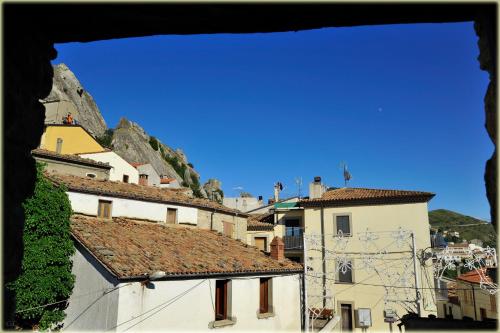 uma vista a partir de uma janela de uma cidade com edifícios em Il Palazzo del Barone - Stanza dei Maiorana em Pietrapertosa