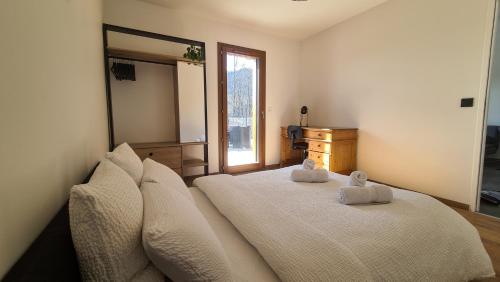 une chambre avec un lit avec des serviettes dessus dans l'établissement Le Berceau des Aiguilles - Vue montagne, terrasse - AravisTour, à Saint-Jean-de-Sixt