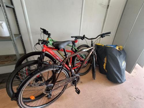 Dos bicicletas estacionadas una al lado de la otra en un garaje en Apartament Chojnice, en Chojnice